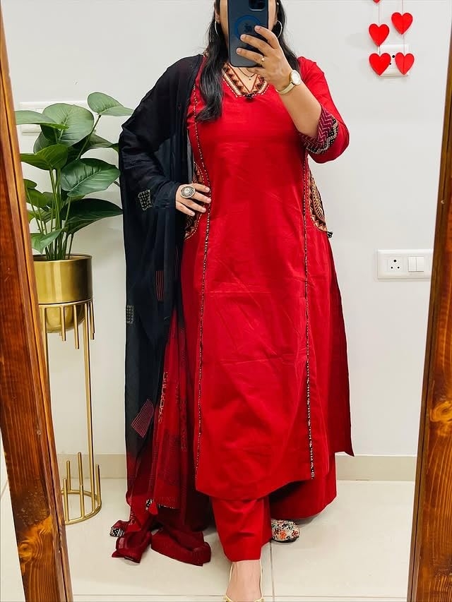 MEERA FAB Women Floral Printed Pure Cotton Straight V-Neck Kurta with Palazzos & Dupatta - Image 7