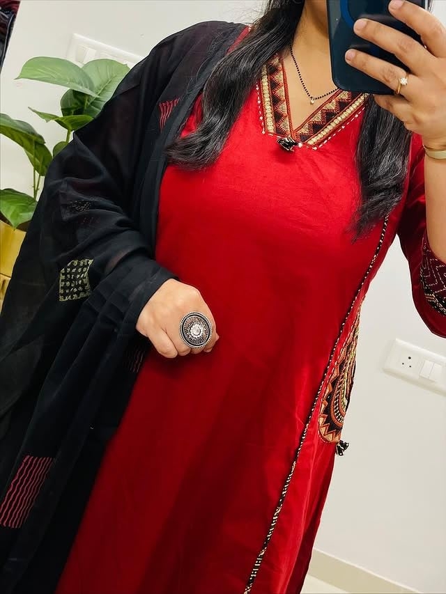 MEERA FAB Women Floral Printed Pure Cotton Straight V-Neck Kurta with Palazzos & Dupatta - Image 9